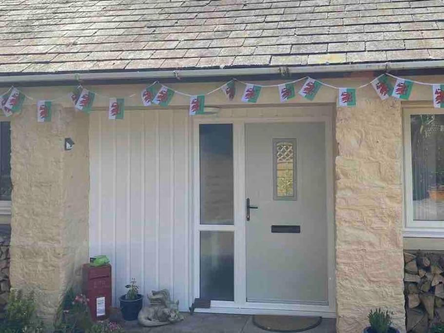 Beautiful Renovated Former Coach House Llandeilo Exterior photo
