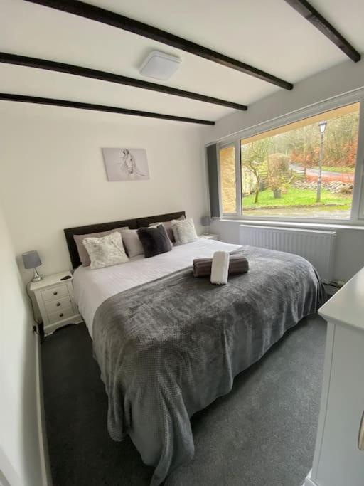 Beautiful Renovated Former Coach House Llandeilo Exterior photo